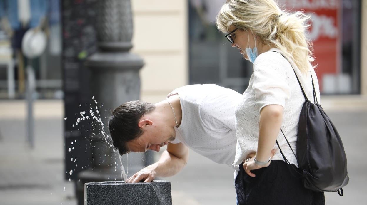 Un joven se refresca en una fuente de Las Tendillas