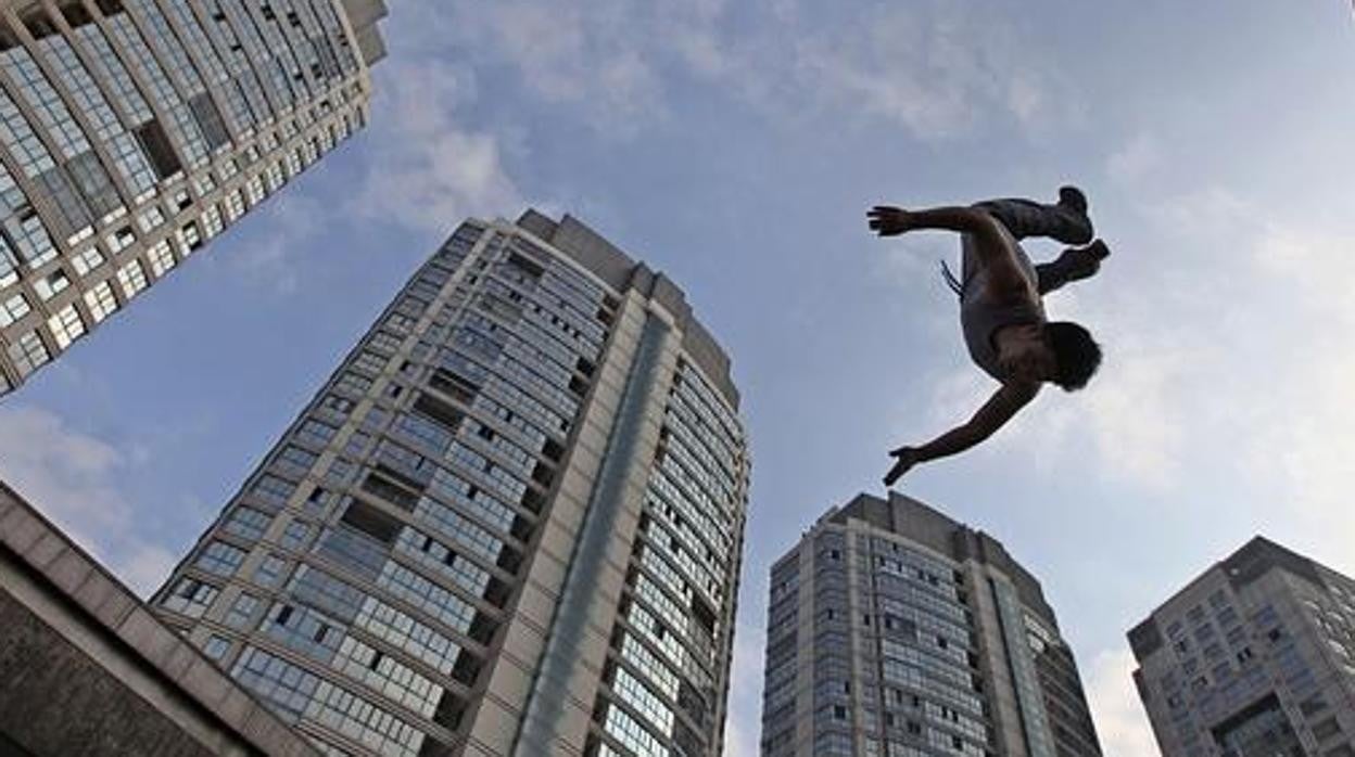 Imagen de archivo de un joven practicando parkour