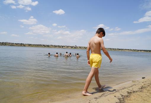 Jóvenes se bañana en la playa de La Colada, en El Viso