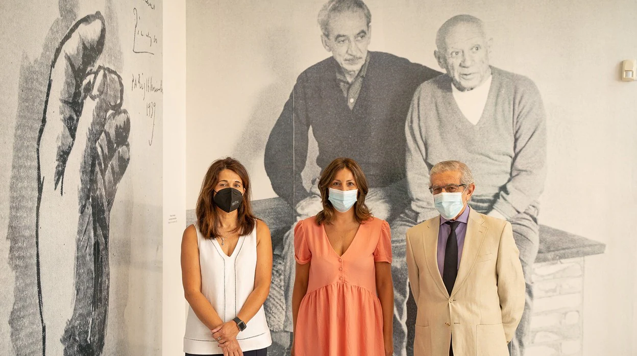 De izquierda a derecha, la directora del Museo Unicaja Joaquín Peinado, Emilia Garrido; la alcaldesa de Ronda, María de la Paz Fernández; y el presidente de la Fundación Unicaja, Braulio Medel, delante de una fotografía de Peinado y Picasso.