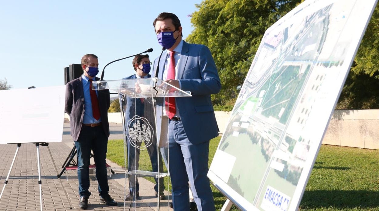 El alcalde durante la presentación del tanque de tormentas del Balcón del Guadalquivir en octubre