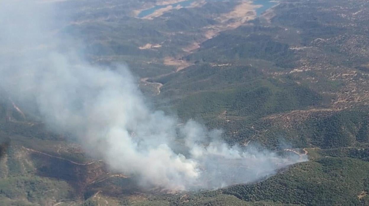 Imagen del incendio tomada por uno de los aviones del Infoca