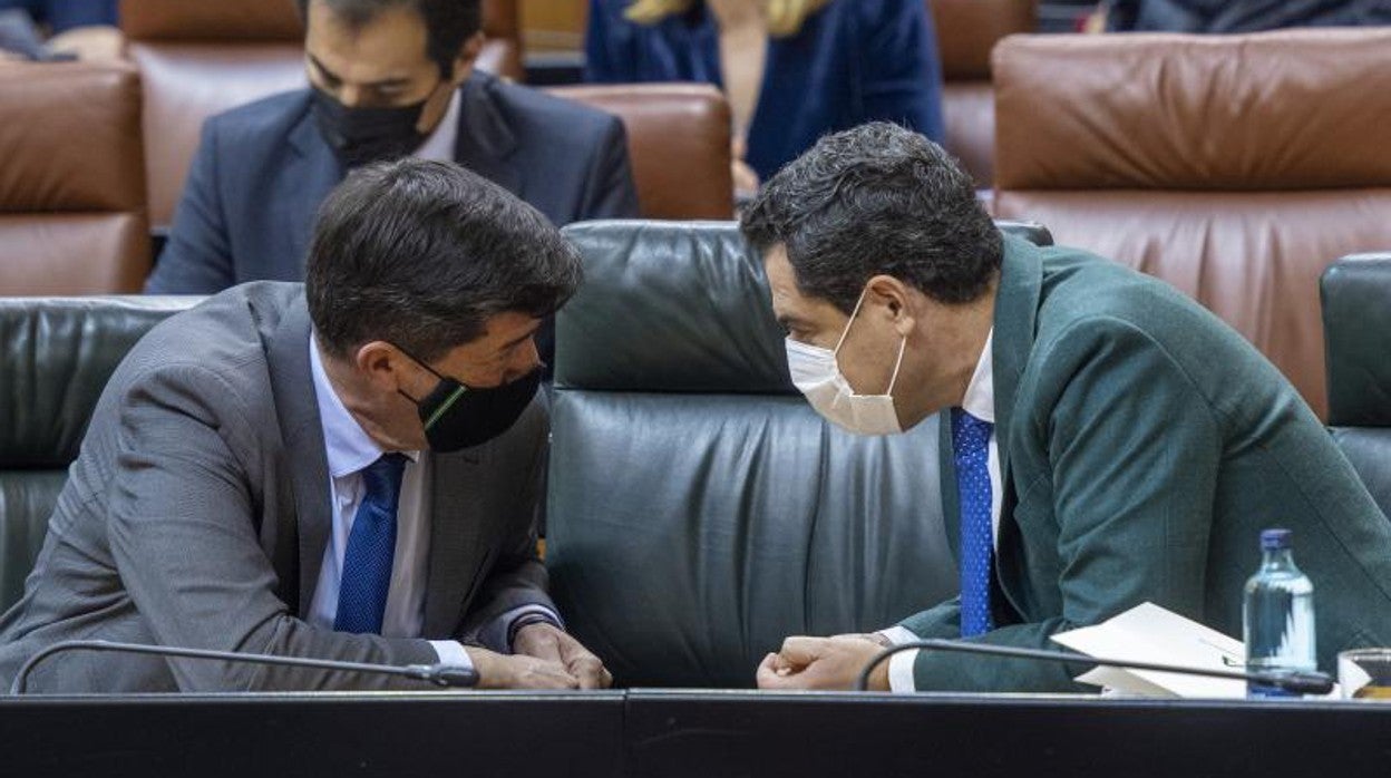 Juanma Moreno y Juan Marín conversan desde sus escaños en el Parlamento andaluz