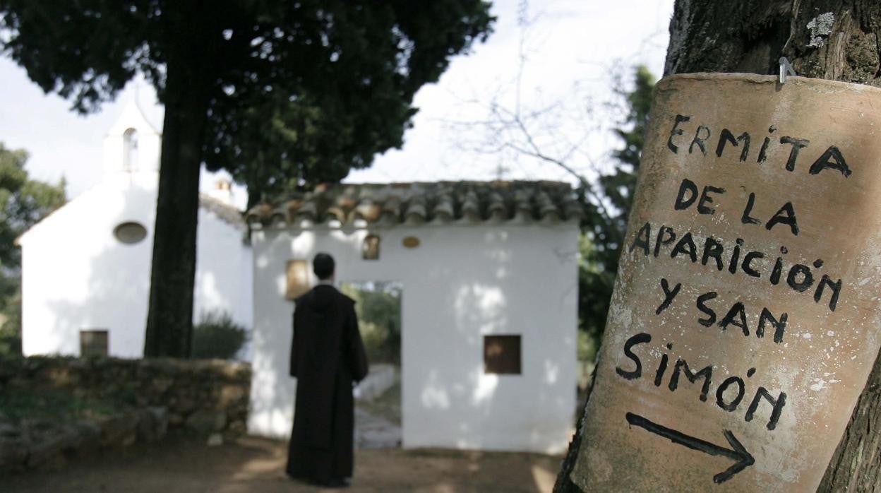 Un religioso en el enclave de la Sierra