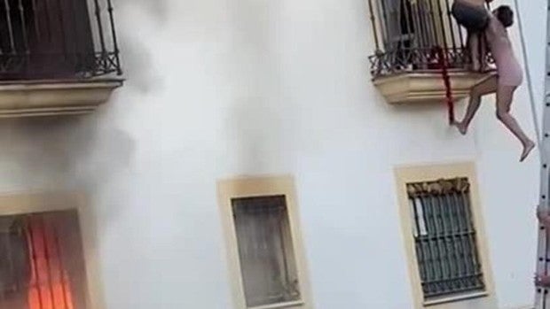 Heridas dos personas en un incendio en Almonte en una zona de viviendas tomadas por okupas