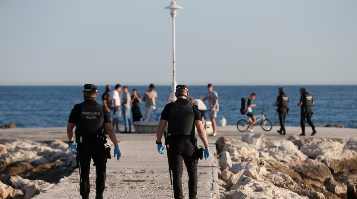 Agentes de la Policía en uno de los espigones de Pedregalejo