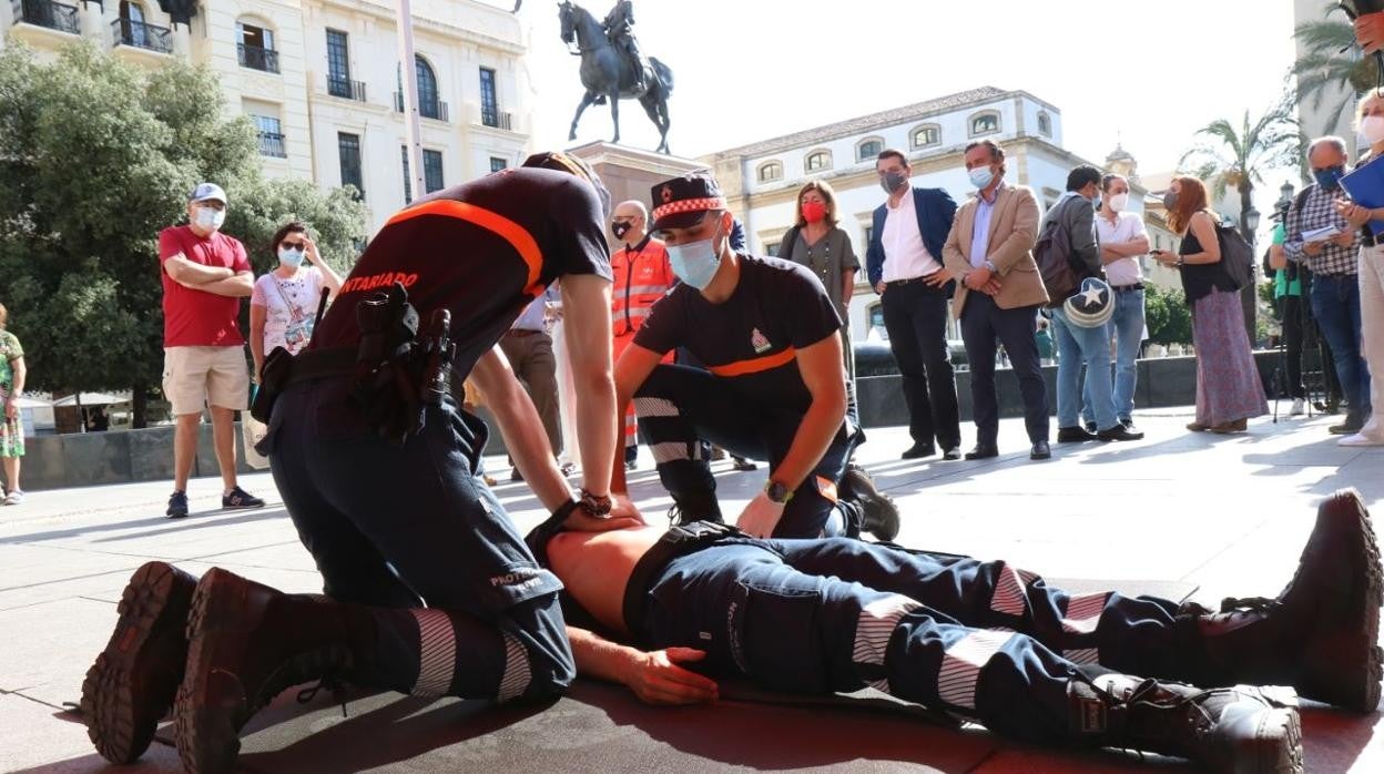 Simulacro de infarto, ayer en Las Tendillas para demostrar el uso del primer desfibrilador instalado en la calle