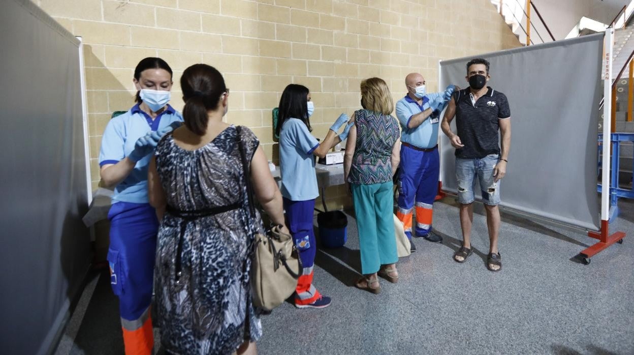 Tres enfermeras vacunan a tres personas en Córdoba durante la vacunación masiva en Vista Alegre