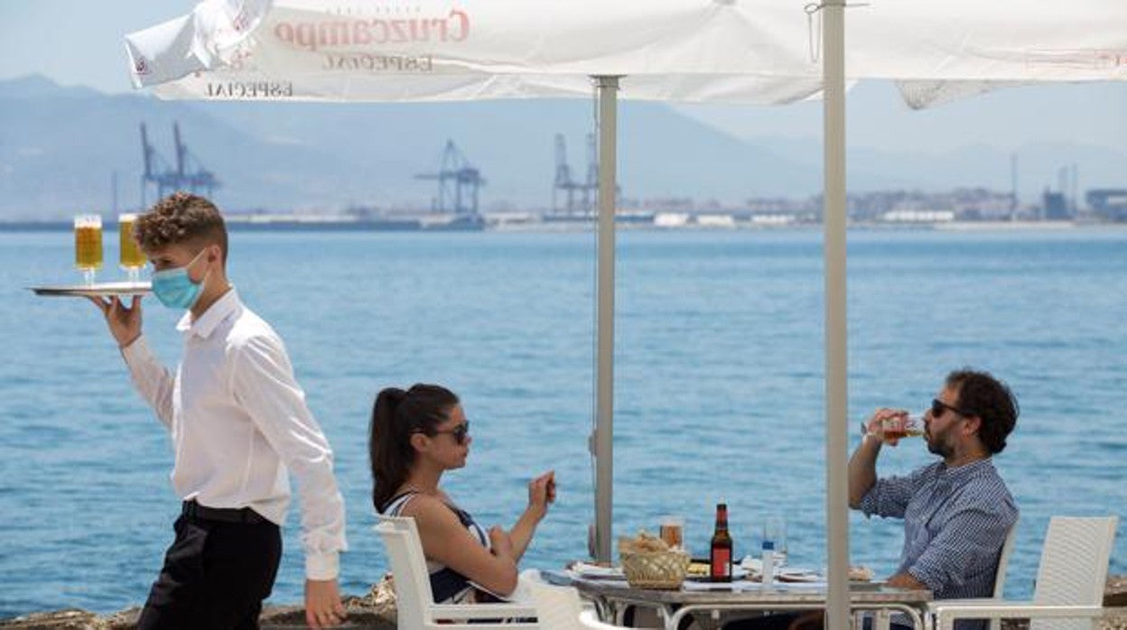 Clientes consumen en una terraza de un conocido establecimiento de Málaga capital