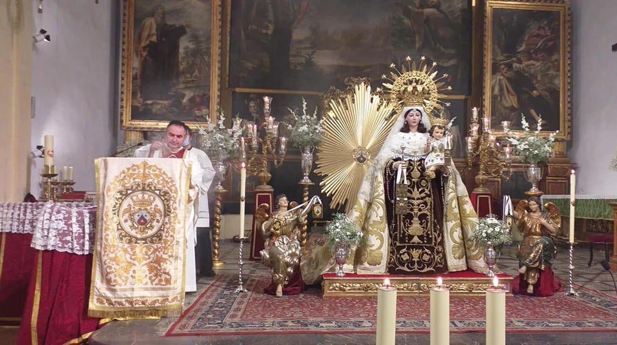 La Virgen del Carmen de Puerta Nueva, durante la misa de la novena