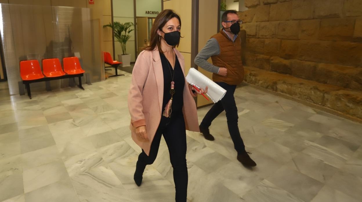 Isabel Ambrosio, dirigiéndose a la sala de prensa del Ayuntamiento de Córdoba