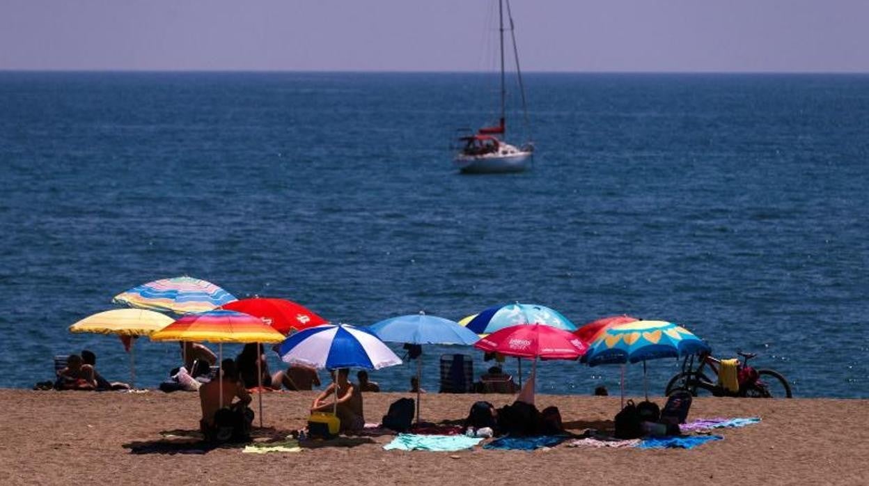 Varias personas disfrutan de un día de playa en Andalucía