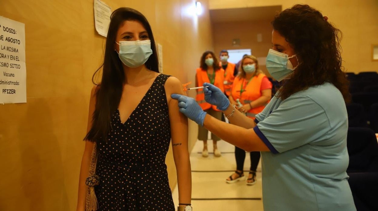 Una joven recibiendo su primera dosis en el centro cívico Poniente Sur