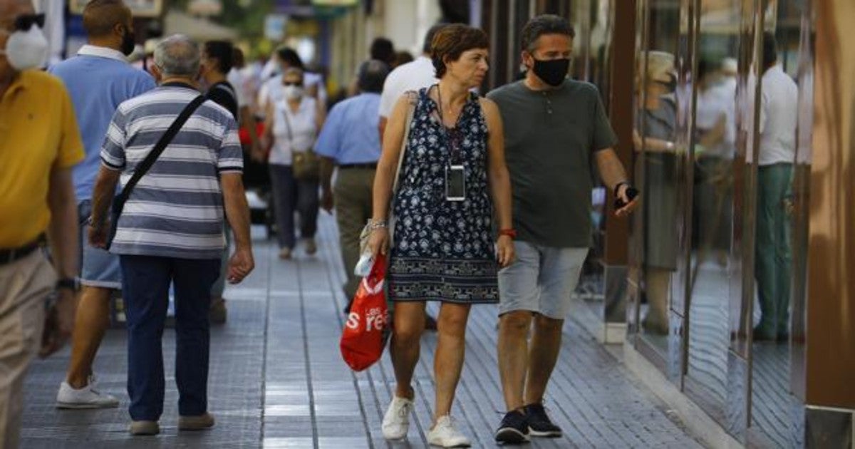 Dos cordobeses pasean por el Centro tras el levantamiento de la obligación de llevar mascarilla