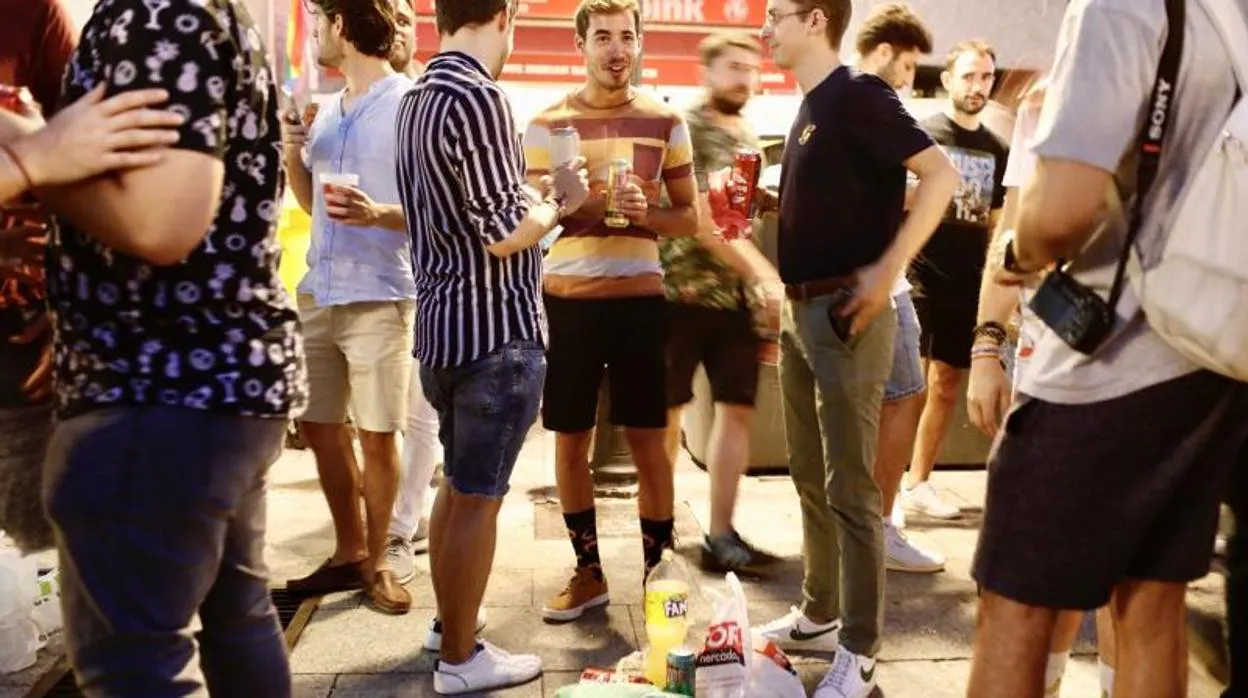 Un grupo de jóvenes consumiendo alcohol en plena calle