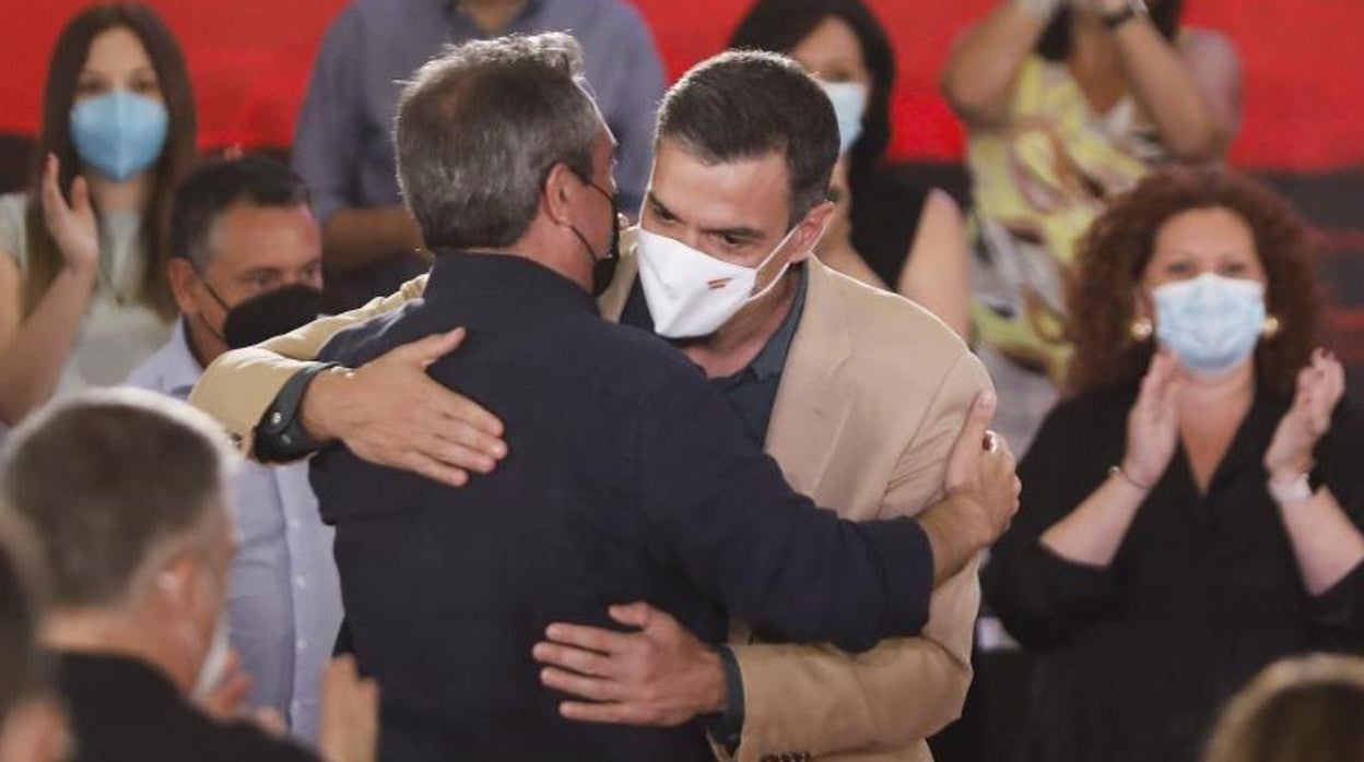 Pedro Sánchez abraza a Juan Espadas en el acto celebrado este sábado en Sevilla