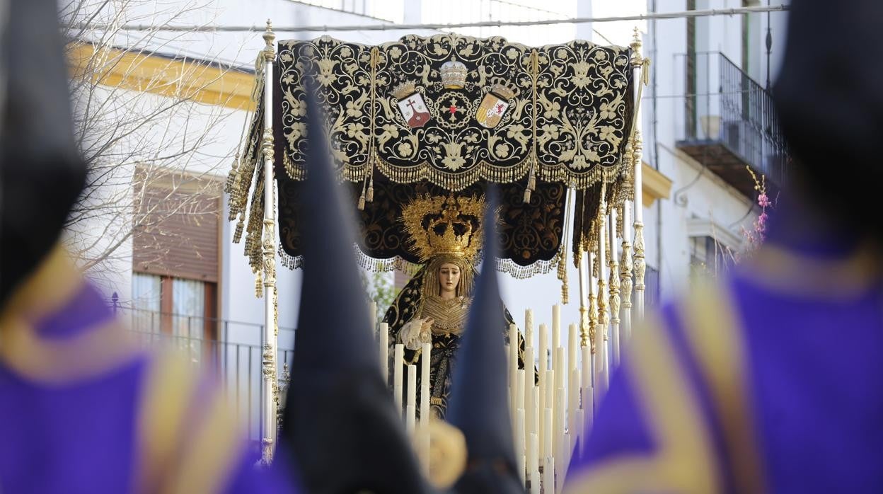 Nazarenos ante el palio de la Virgen del Mayor Dolor en su Soledad