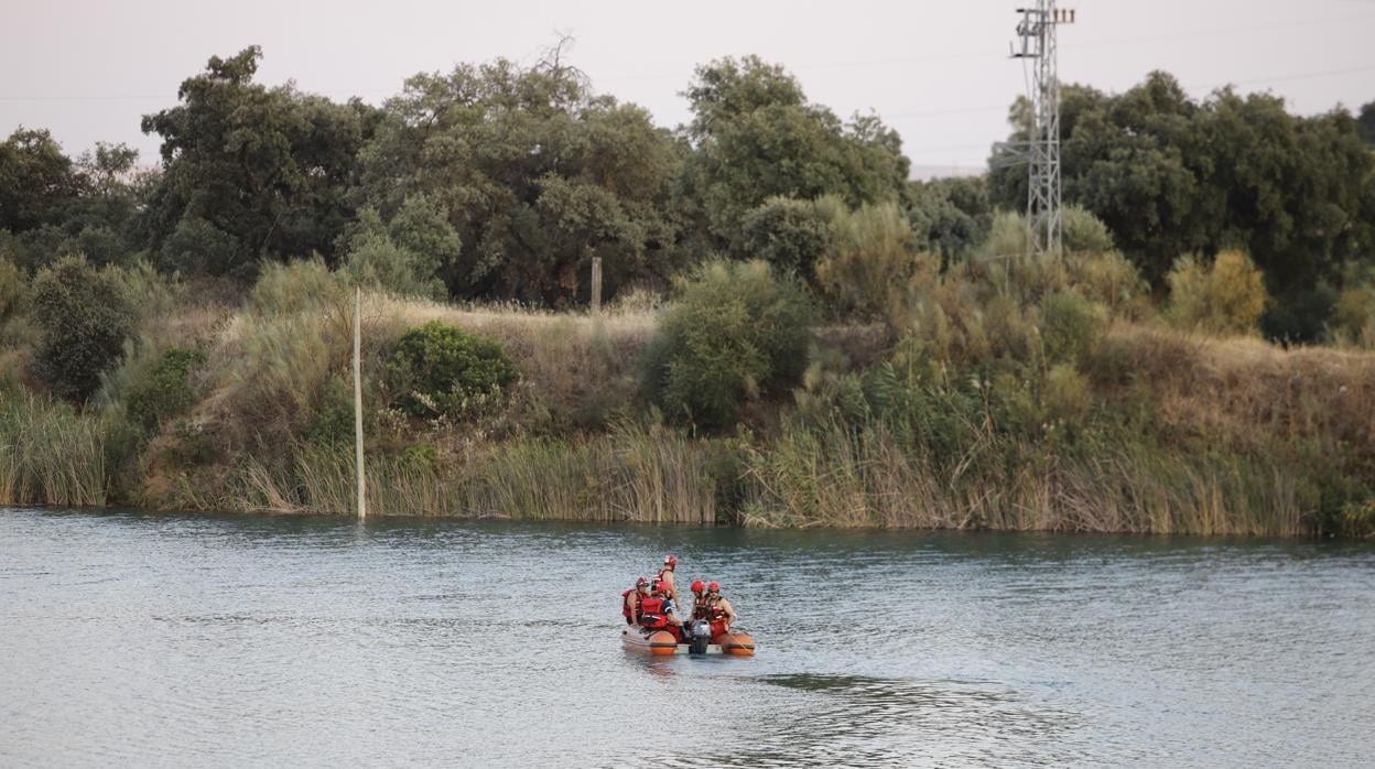Efectivos de Bomberos de Córdoba buscan al joven desaparecido este domingo en el Lago Azul