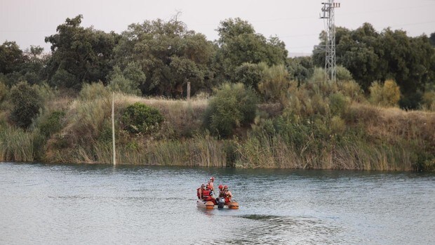 La Policía y Bomberos buscan en Córdoba a un joven desaparecido en el Lago Azul mientras nadaba
