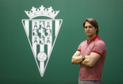 El consejero del Córdoba CF, junto a un escudo del club