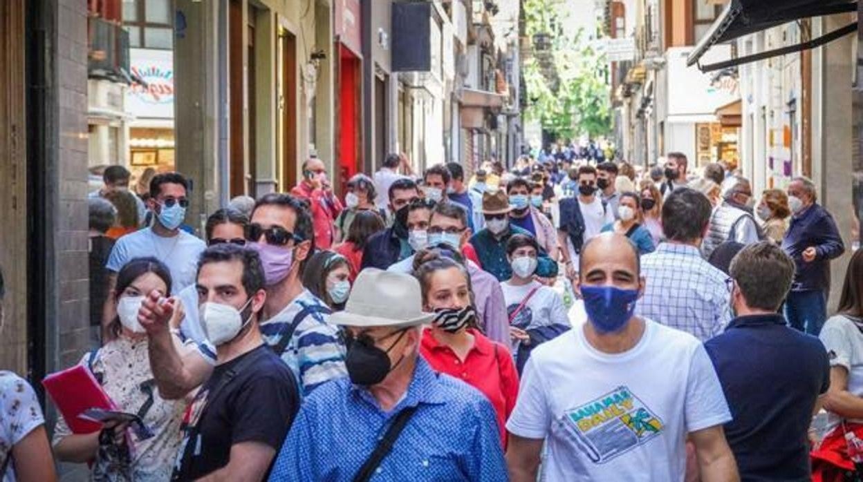 Las calles de Granada sigue llena de mascarillas pero también llenas de gente a pesar de las altas temperaturas