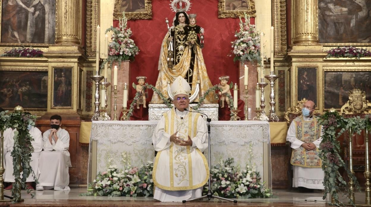 El obispo de Córdoba, Demetrio Fernández, durante la bendición de la restauración de la iglesia del Carmen