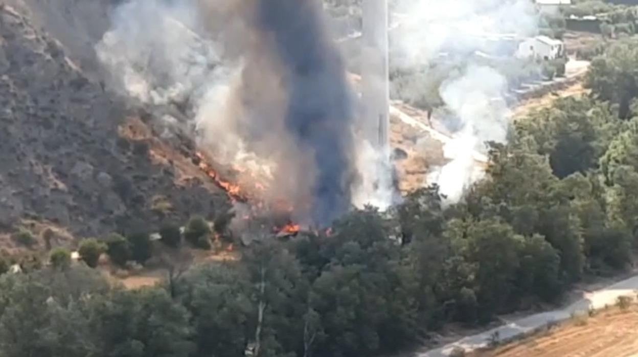 Incendio provocado por el camión tras precipitarse desde el viaducto