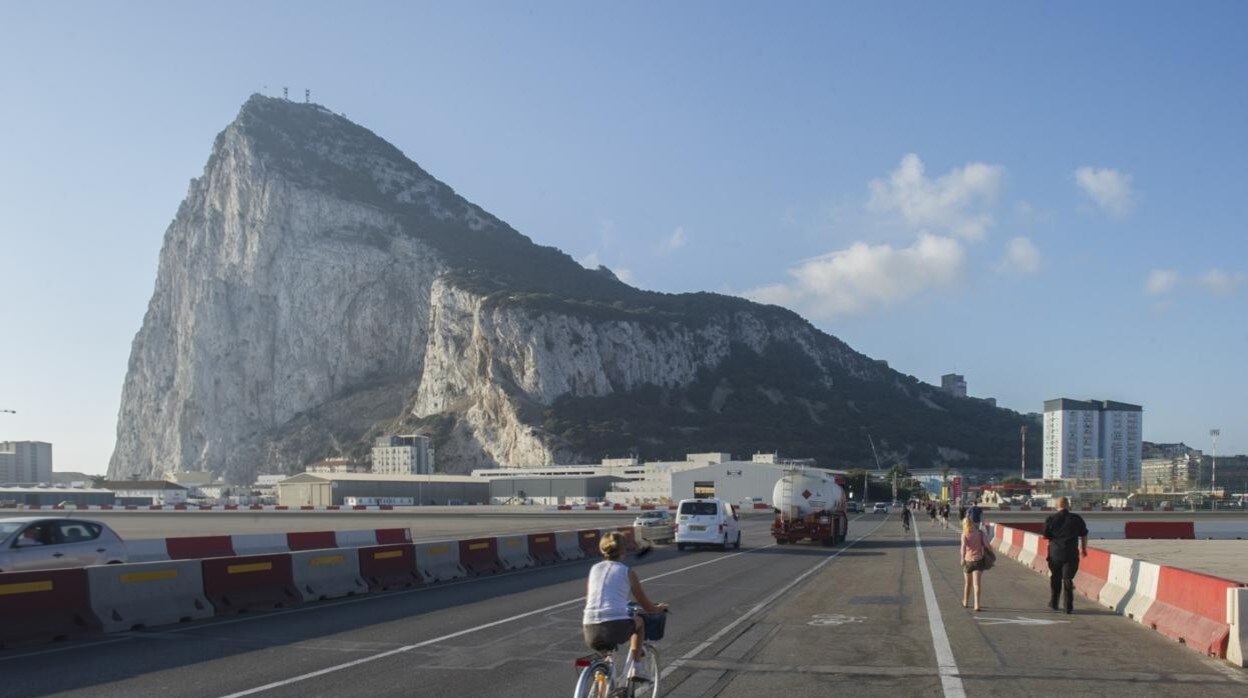 Imagen de la pista del aeropuerto de Gibraltar, con el Peñón al fondo