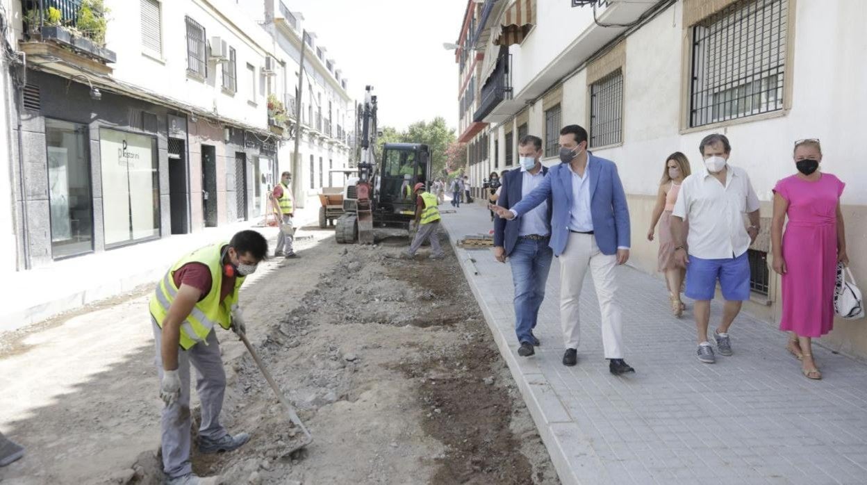 El alcalde, acompañado por el concejal de Infraestructuras, saluda a un operario en la calle Colombia