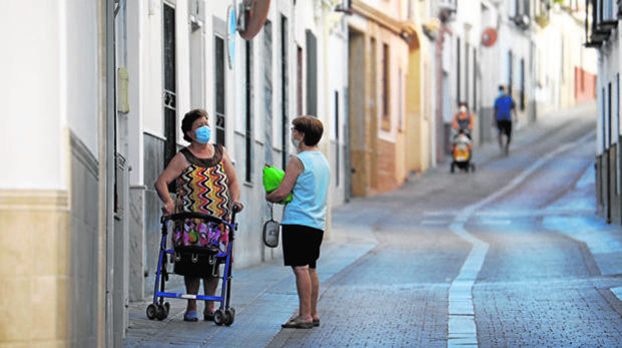 Dos mujeres conversando en un pueblo de Córdoba