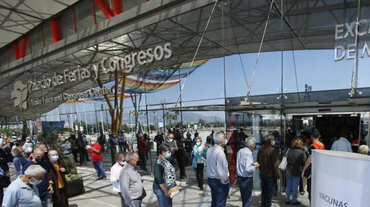 Colas para conseguir la ansiada inyección en el Palacio de Ferias de Málaga, principal 'vacunódromo' de la provincia