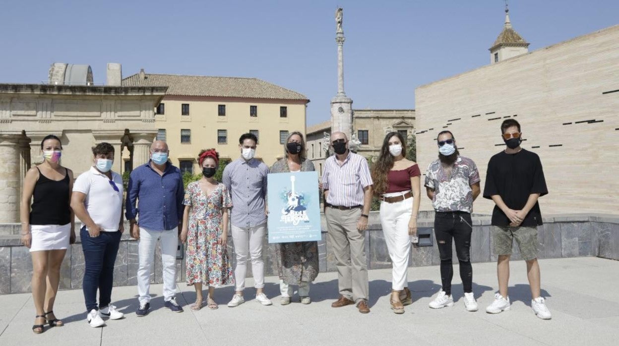 La edil de Turismo, Isabel Albás, ayer con bailaores que participarán en 'Baile en la terraza'