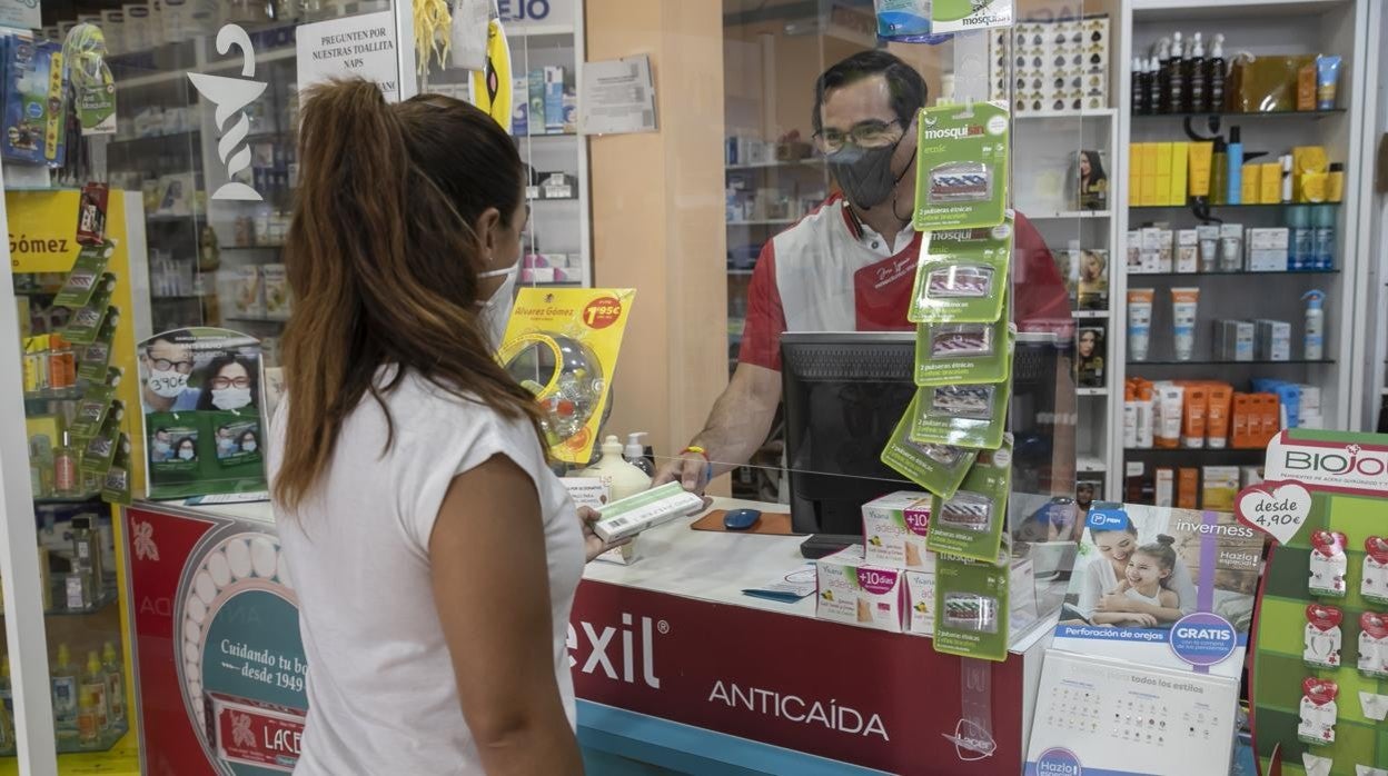 Una mujer compra un test de antígenos en una farmacia de Córdoba