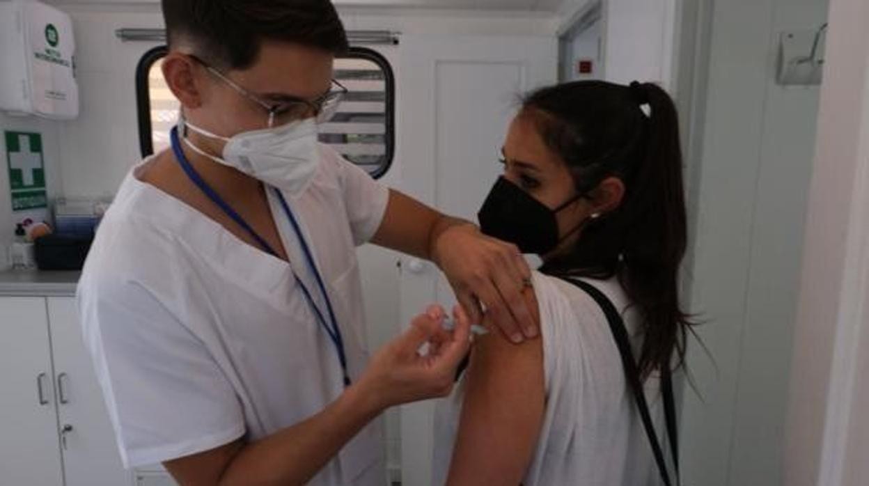 Una chica recibe la vacuna contra el Covid