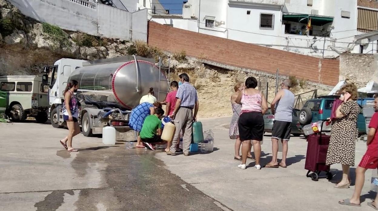 Vecinos de Fuente Tójar abasteciéndose con una cisterna