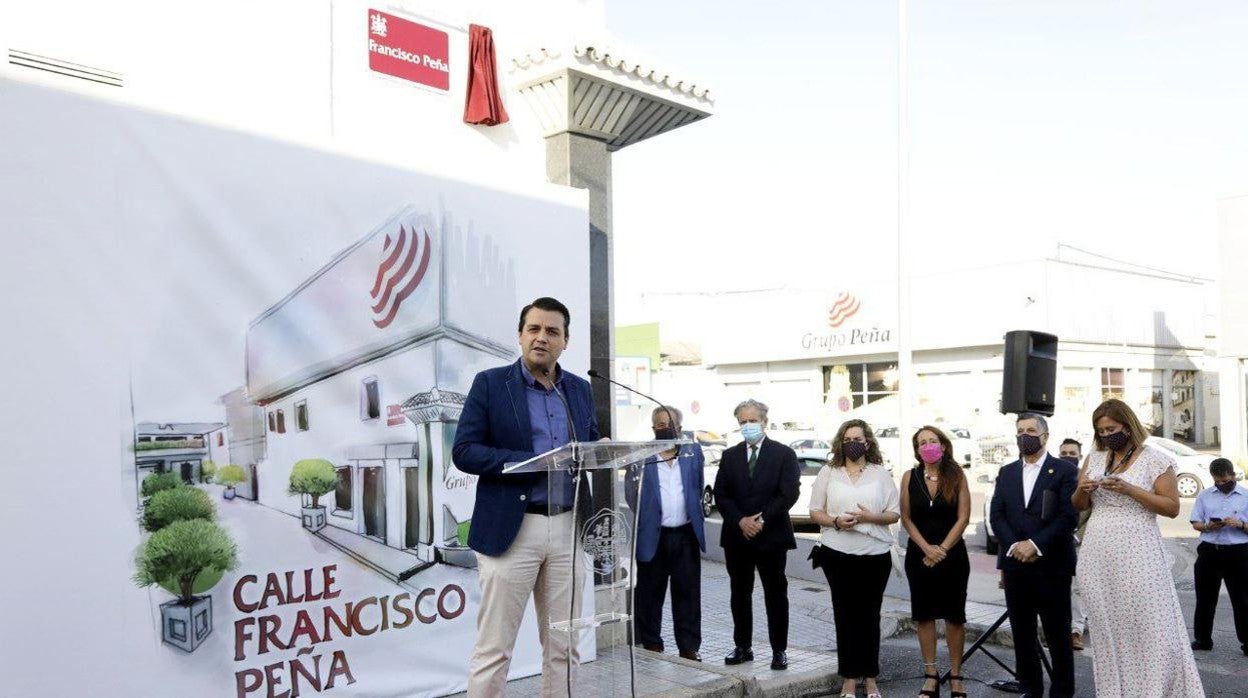 El alcalde junto a los miembros de la familia Peña junto al rótulo de la calle dedicada al fundador