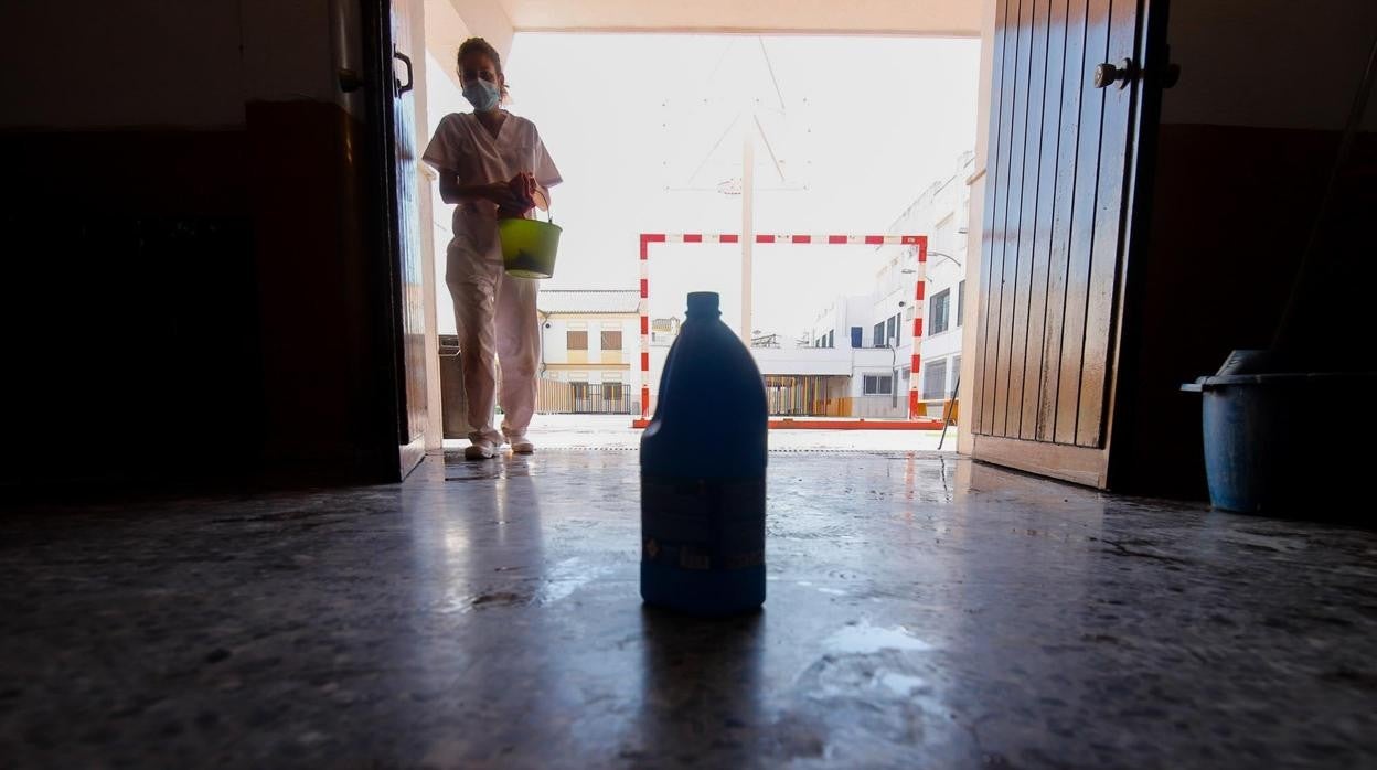 Una profesional de la limpieza desinfecta un colegio de la capital