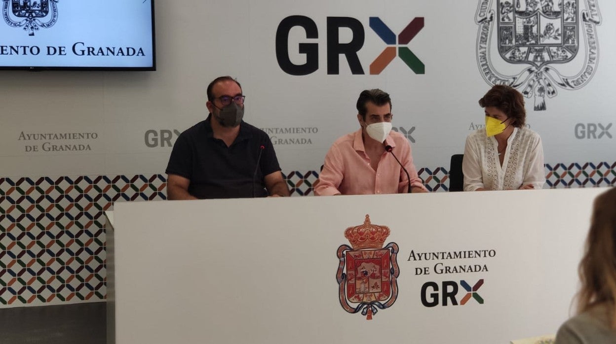 Antonio Cambril, portavoz de Unidas Podemos, junto a los concejales morados Elisa Cabrerizo y Paco Puentedura en su comparecencia