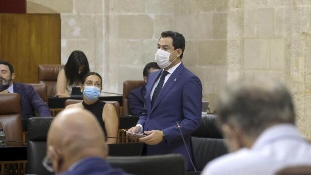 Juanma Moreno defiende su gestión en salud pero escuchará a la oposición