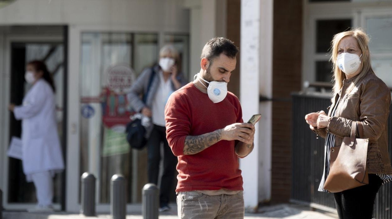 Sanitarios y usuarios a las puertas de un centro de salud