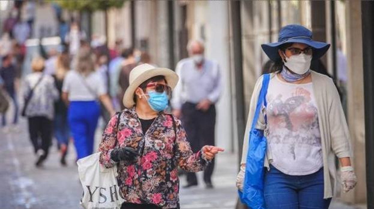 Dos mujeres pasean por Granada con mascarilla