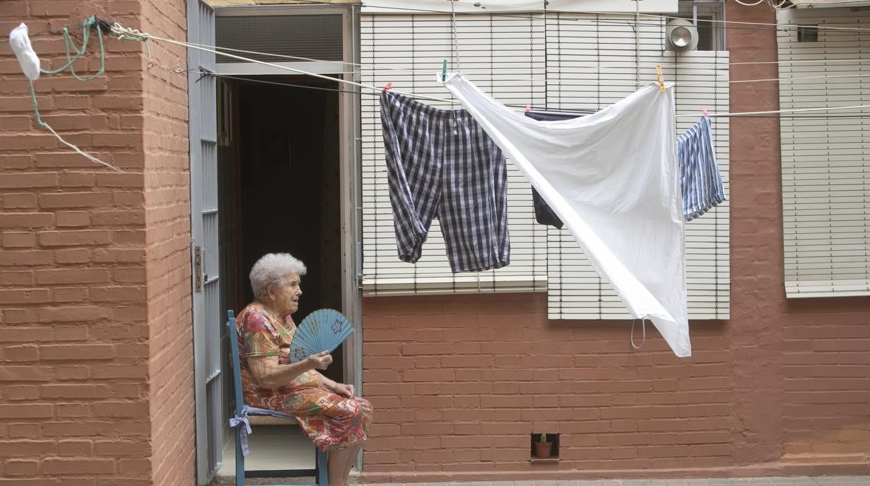 Una mujer en la puerta de un bloque del Sector Sur