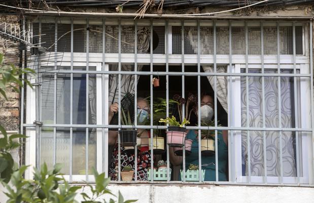 Dos vecinas del Sector Sur se abanican en el interior de su piso este pasado viernes en Córdoba