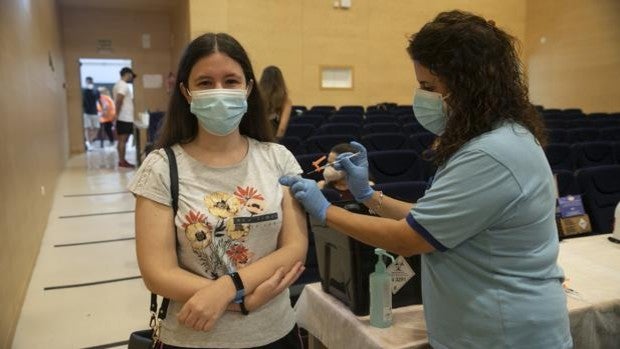 La vacunación Covid de los adolescentes en Córdoba llega en el peor momento de incidencia entre ellos