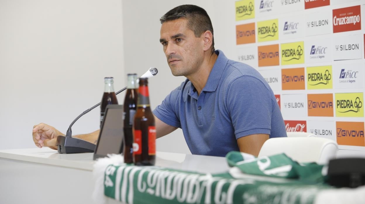 El director deportivo del Córdoba CF, Juanito, en sala de prensa