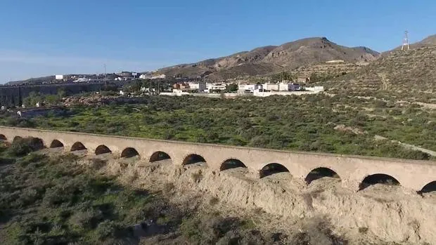 Derriban el acueducto las Cumbres del siglo XIX para construir un residencial en Almería