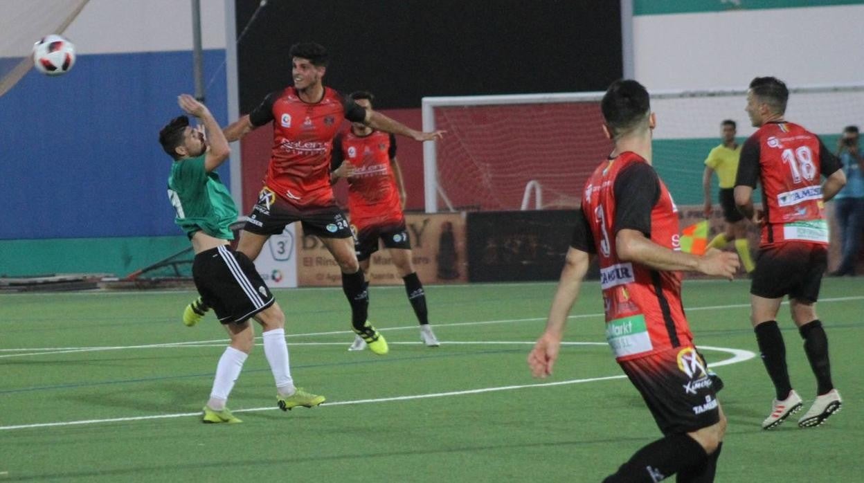 Lance de un partido de pretemporada entre el Córdoba CF y el Salerm