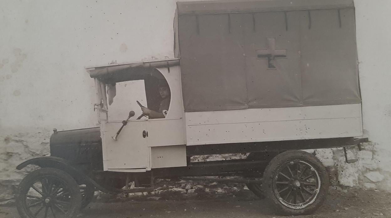 Una de las primeras camionetas que Cruz Roja tuvo en Puente Genil