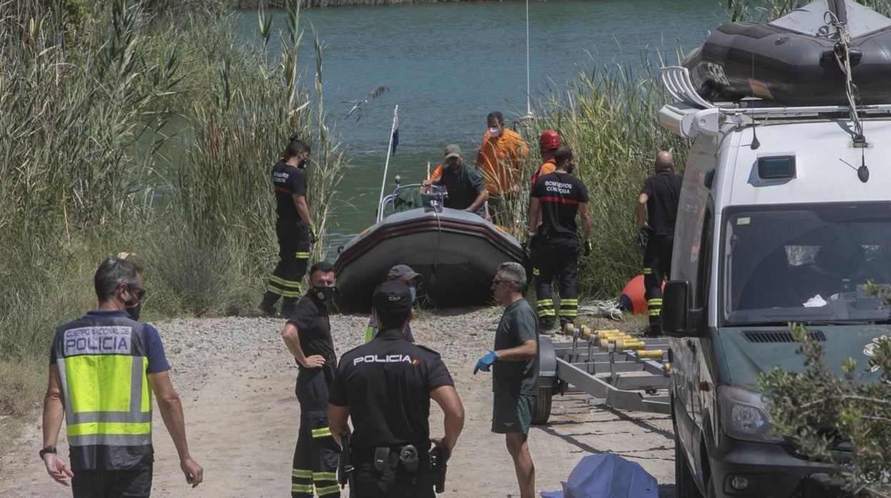 Dispositivo de búsqueda del joven ahogado en el Lago Azul