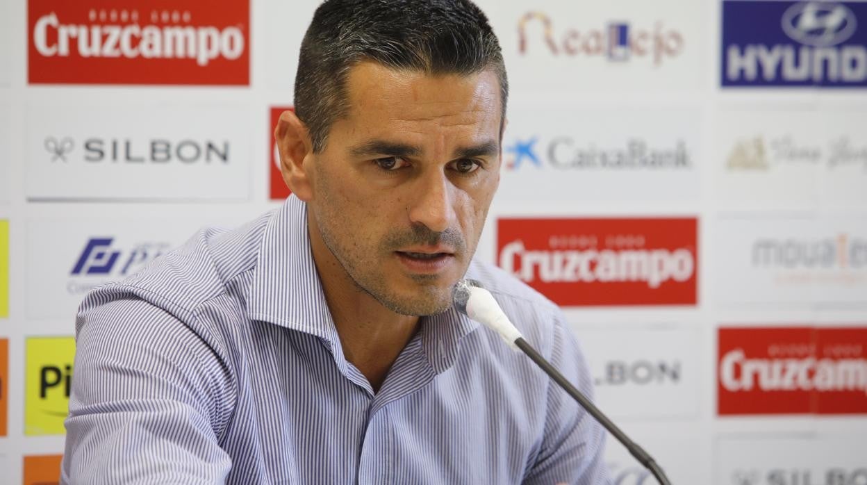 El director deportivo del Córdoba CF, Juanito, en sala de prensa